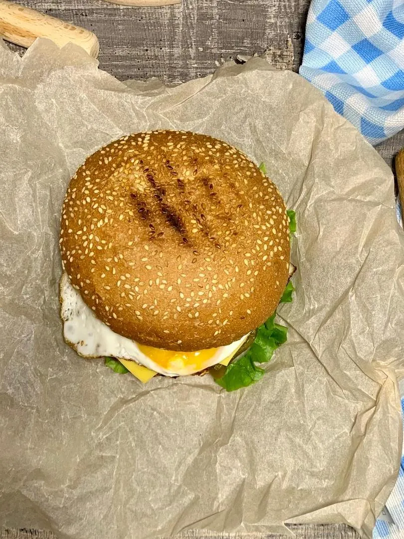 Бургер с говядиной и яйцом от Feta